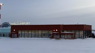 イヴァロ空港ガイド-シャトルバスから時間潰し、お土産まで-